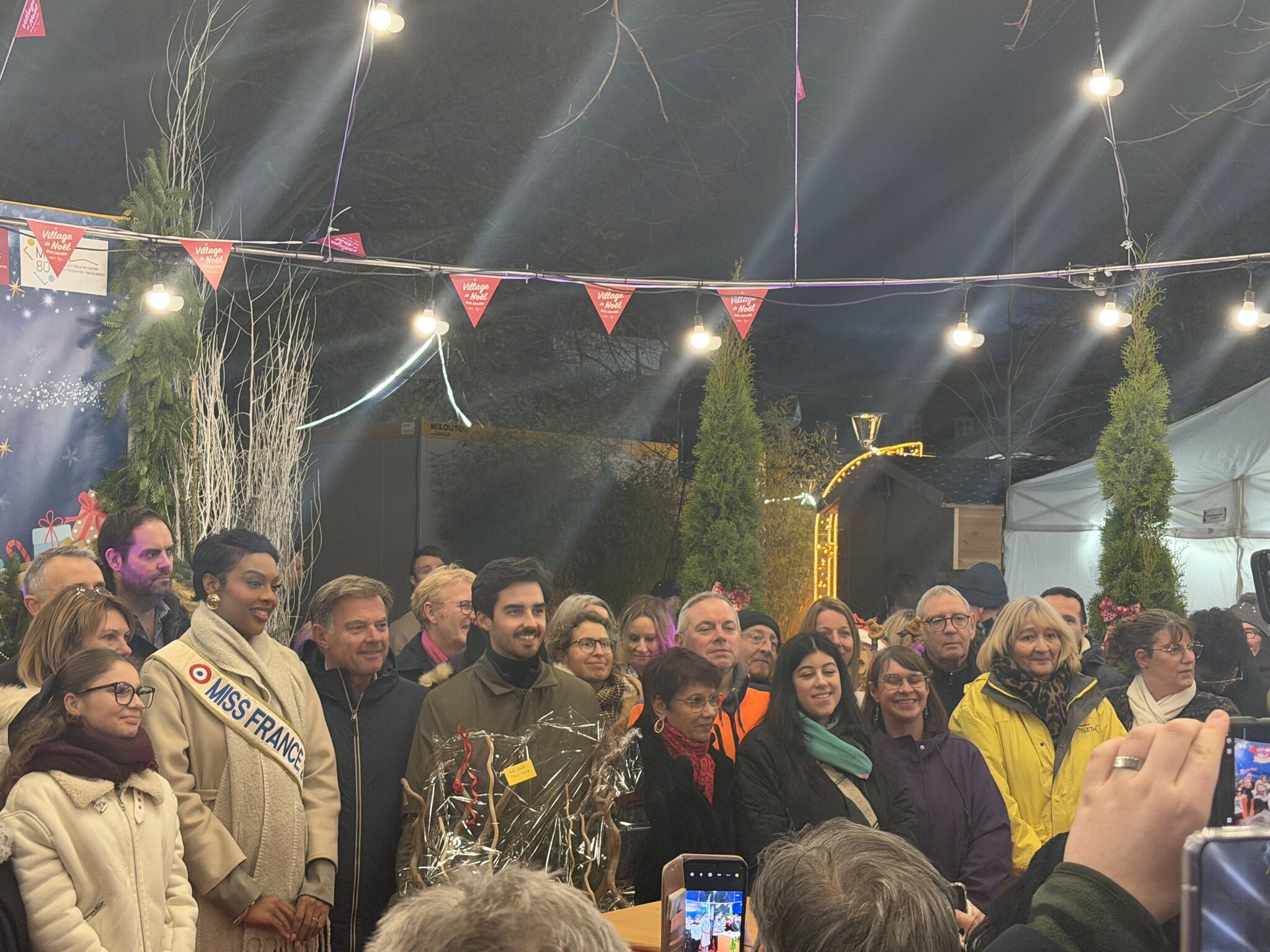 Miss France 2025 lors de l'inauguration du village Solidaire en présence des personnalités officielles, le maire d'Amiens, la présidente du Conseil Départemental de la Somme, la directrice de la MDPH. Les présidents ou directeurs des organismes gestionnaires sont également présents, dont Phillipe THEO président de l'APAJH80